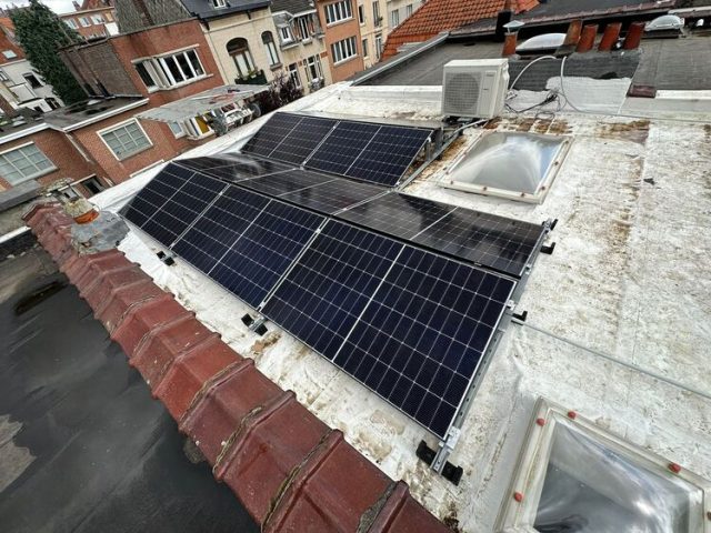 Installatie zonnepanelen van 12 TIER1- Zonnepanelen JA Solar Bifacial SEMI black 440Wp met Huawei omvormer 4.6KTL1 en 5 kw batterij te Sint-Pieters-Woluwe – Brussel