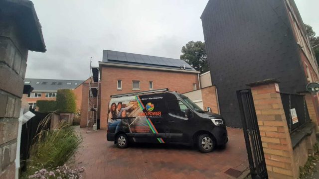 Installatie zonnepanelen van 44 panelen Jinko 435 Wp + 2x Solar Edge omvormer SE5000H + 10 kw batterij op een leien dak te Leuven